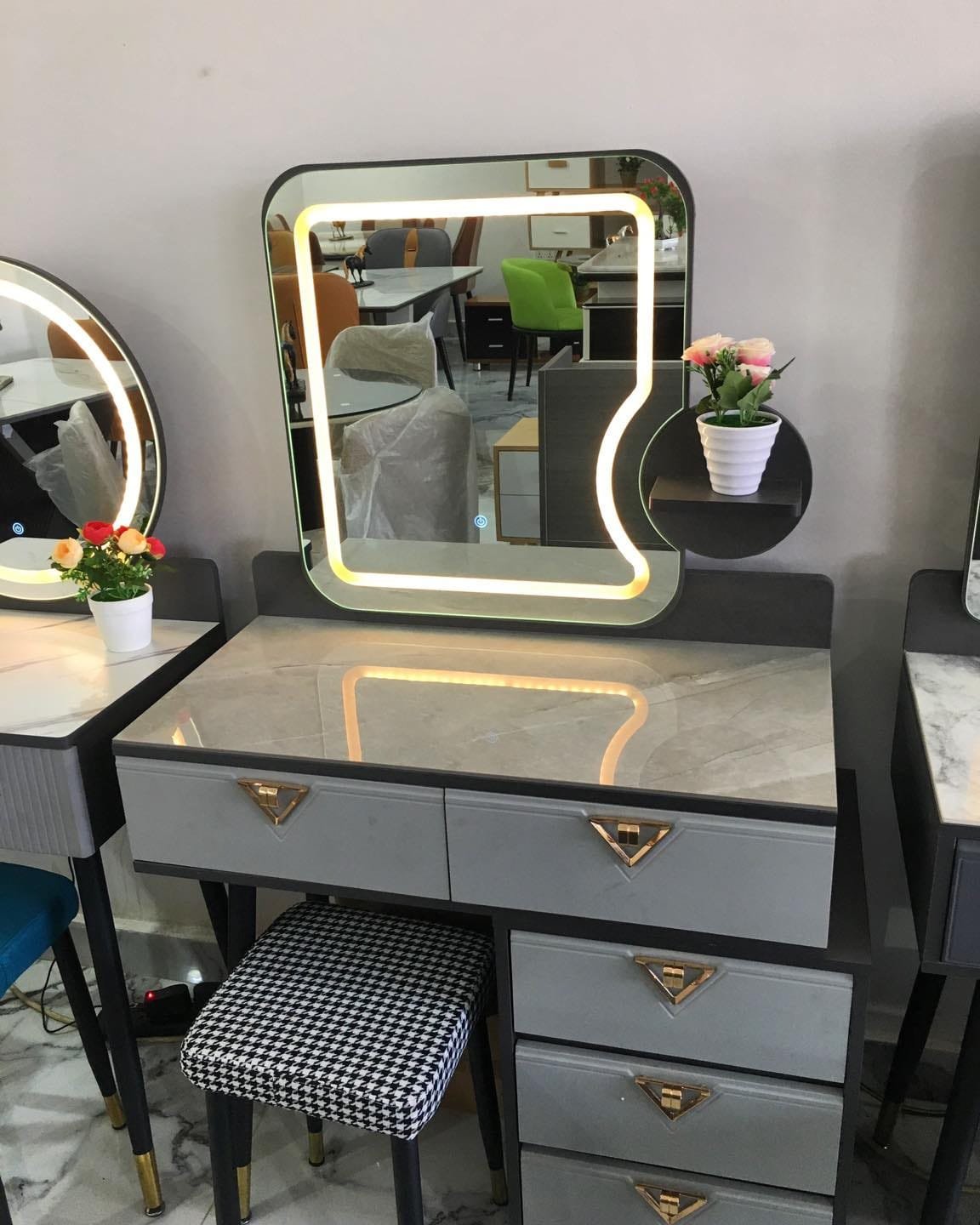 Lighted Mirror Makeup Table with 5 Drawers with a Storage